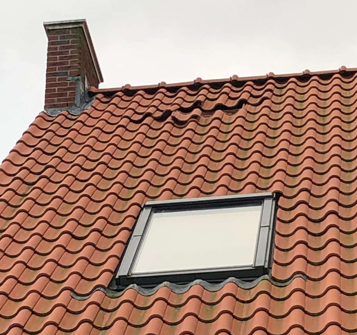 Verschoven dakpannen door storm